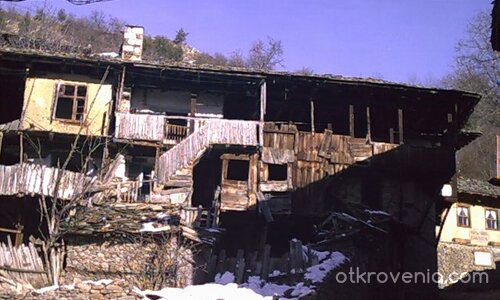 Обекта се охранява от държавата(надпис на къщата)