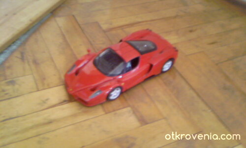 Едно ферари с цвят червен