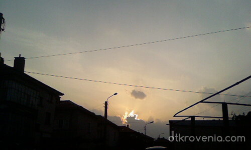 Навън е тъмно с прекрасен залез