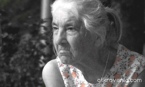 с рокля на цветя