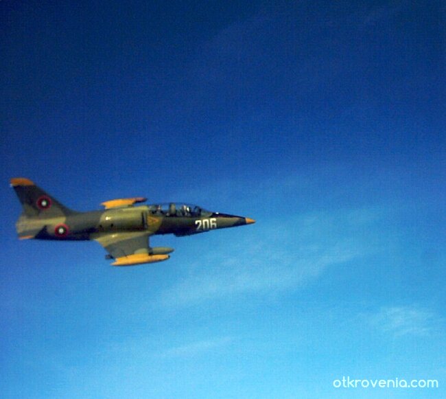 На небето безкрайното синьо...