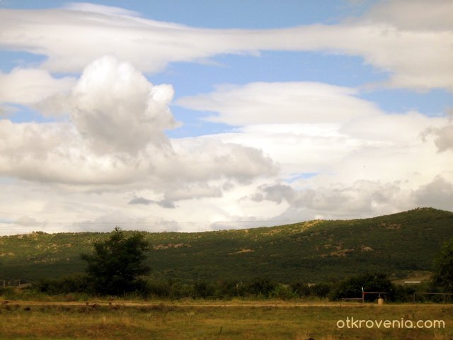 беше отдавна, но... "до знамето ни- езерце, а в него патенца, плуват в отражения от облаци..."