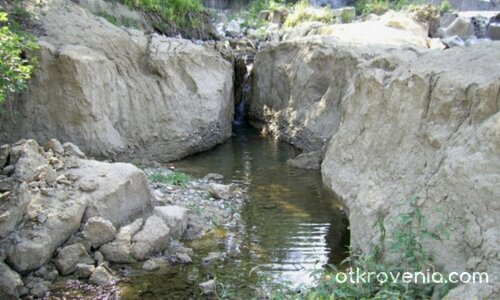 Пътят между скалите