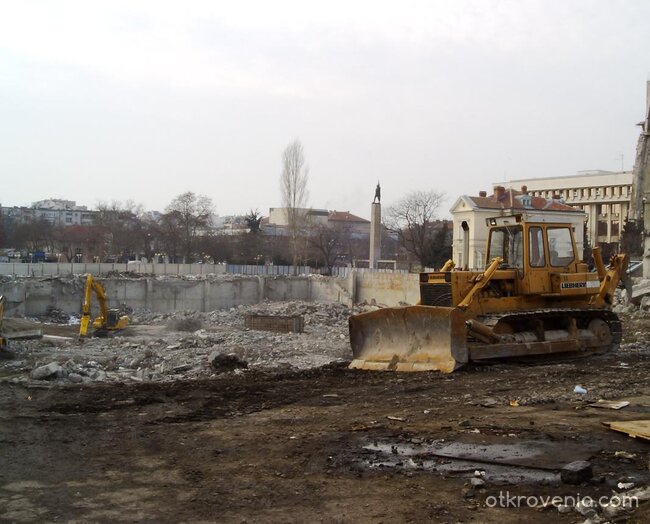 "Нямаше нито дървета, нито храсти - само сиво море..."