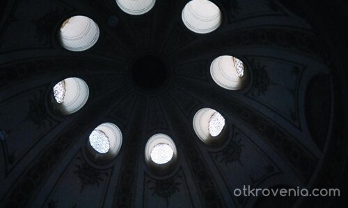 Светли кръгове в тъмнината