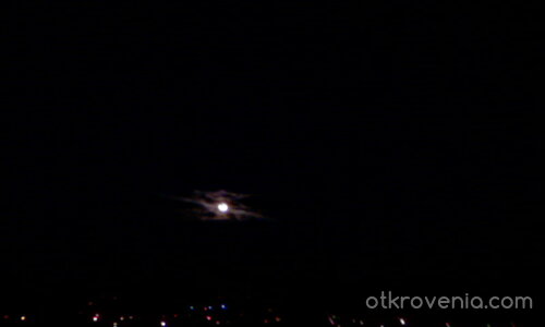 Луната през облаци