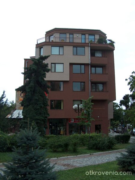 Една добре поддържана градинка и сграда