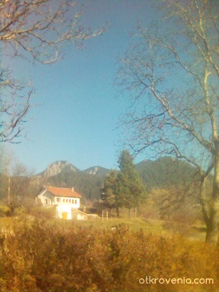 Бяла спретната къщурка