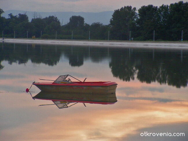 водно огледало