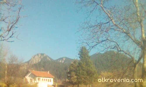 Бяла спретната къщурка