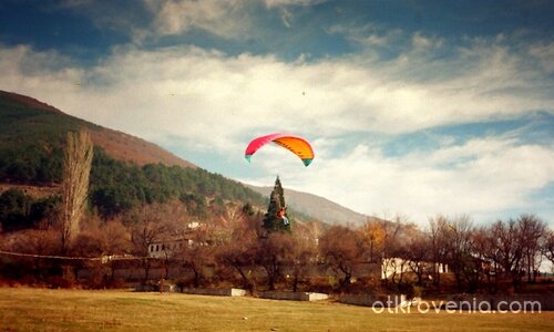 ... а  в манастира игуменката се молеше смирено ...