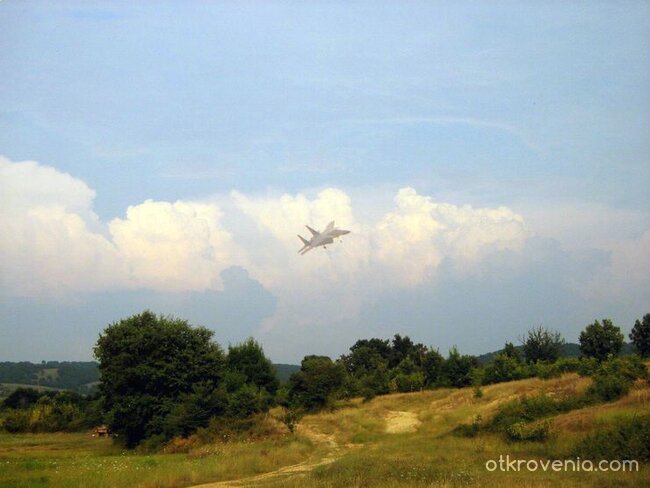 в тишината украсявана с птичите трели, грохот на човешко "творение"...