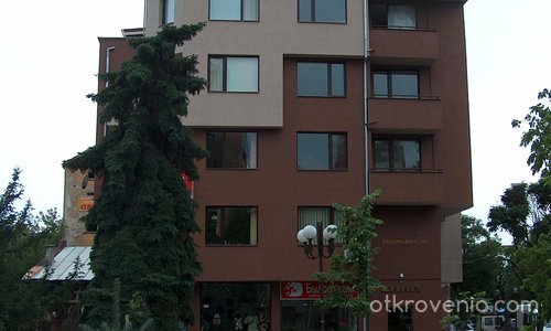 Една добре поддържана градинка и сграда