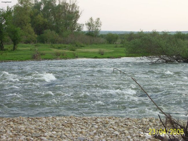 Бурната река