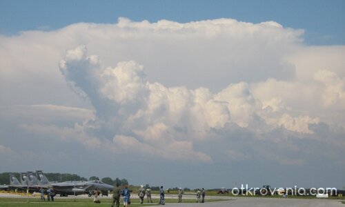 "Хипопотам" в небето...
