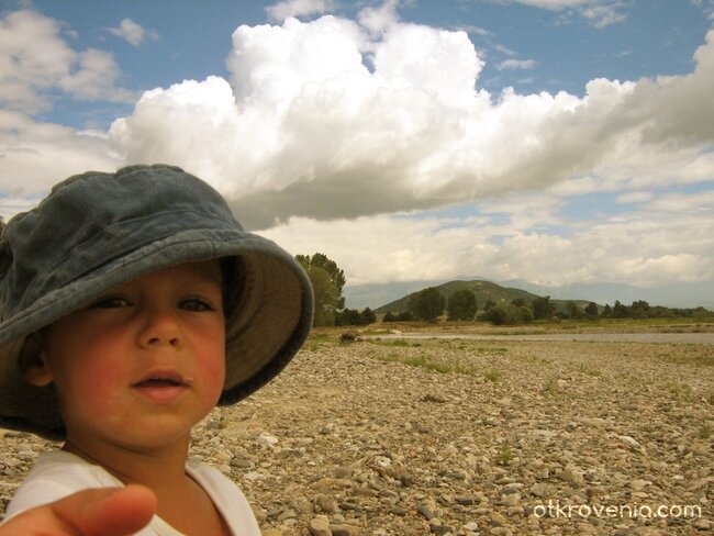 В речното корито, след пороя... влязал бебо в кадъра прекрасен, за да стане още по- :)))