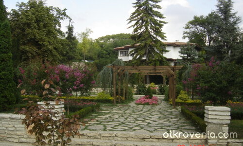 Къде е момъкът, да ме закичи с гюл?