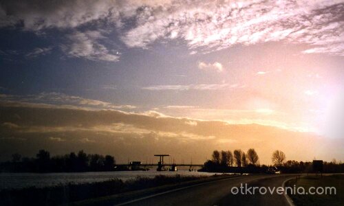 Бавно се спуска нощта