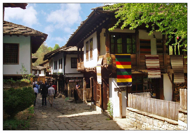 Твоята песен и тъжна, и весела, шарени черги тъче...