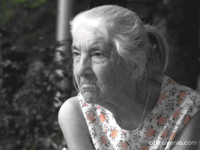 с рокля на цветя