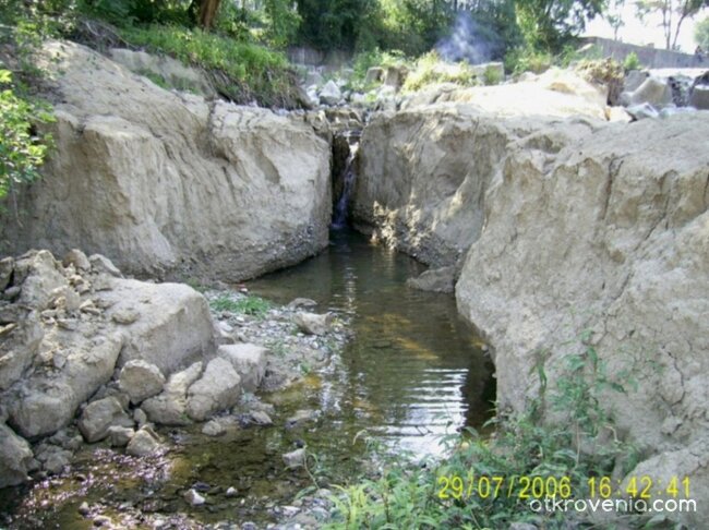 Пътят между скалите