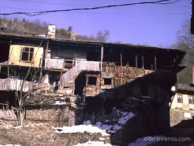 Обекта се охранява от държавата(надпис на къщата)