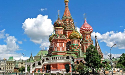 Църквата на червеният площад - една ферия от цветове