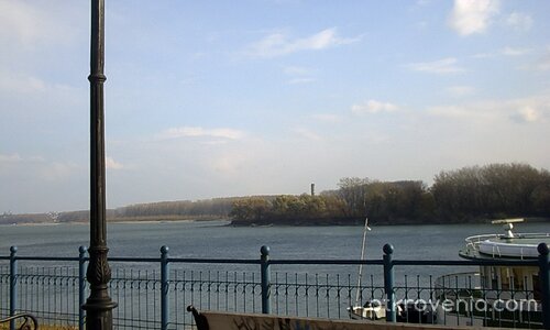 Седни до мен