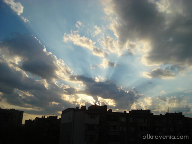 Бягащите сенки през златното огнище.