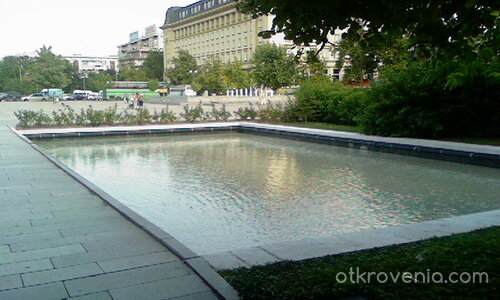 В парка-басейнчето украса:)