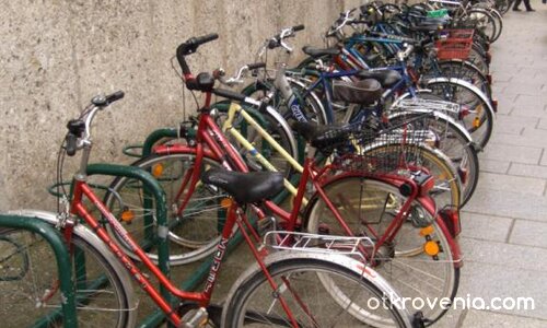 Някой кара колело..