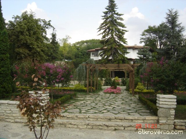 Къде е момъкът, да ме закичи с гюл?