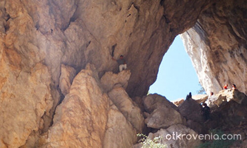 Къс синьо небе всред скалите...