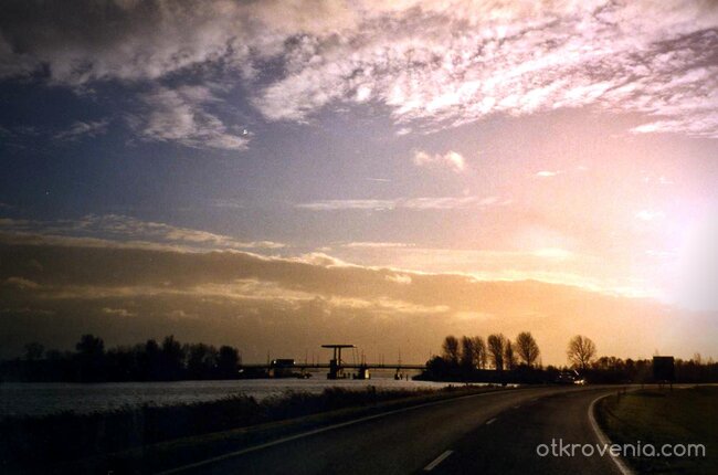 Бавно се спуска нощта