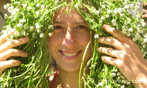 Пролетта в косите ти ухае...