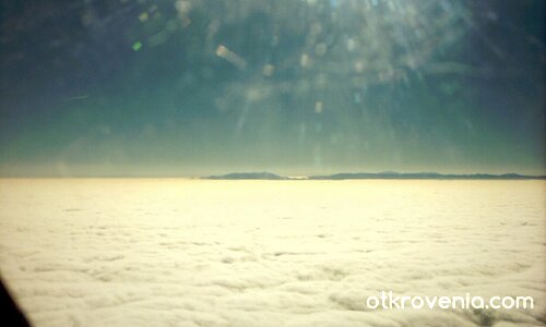 Всред океан от облаци Старата се извисяваше...