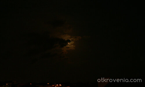 Луната спи ...