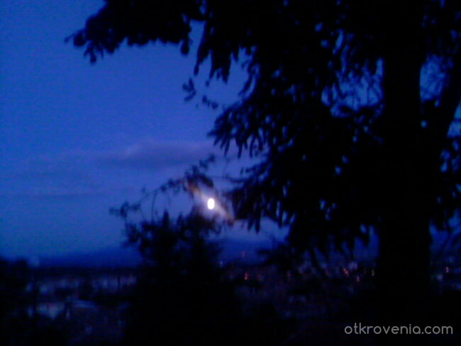 Небе,луна и тихия град
