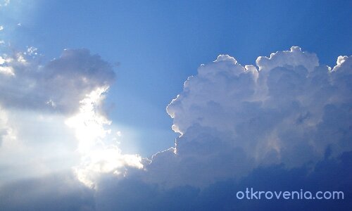 Златното очертание на облаците