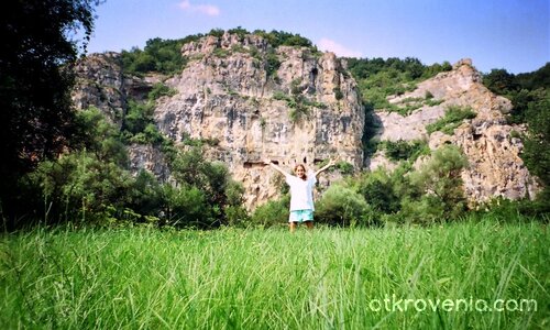 Щастие всред тревите, озарявано от ехото на скалните манастири