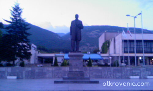 Паметника-Иван Вазов