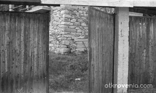 Незатворената врата