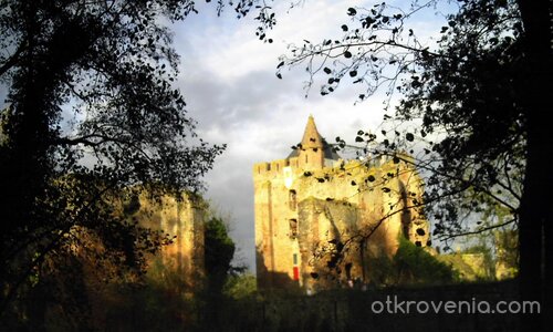 Изоставен замък. А някога там е имало празници.