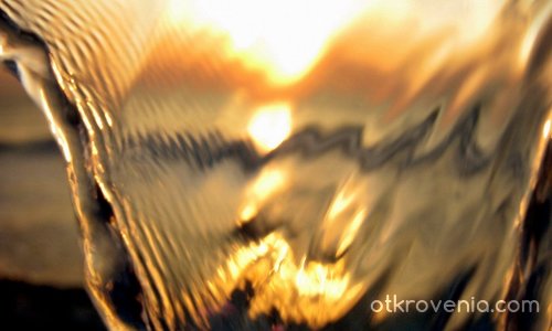 "Небесното Дао е като Вода... Водата дава живот на десетки хиляди неща и нивга не пресъхва...."