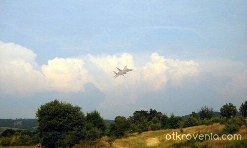 в тишината украсявана с птичите трели, грохот на човешко "творение"...