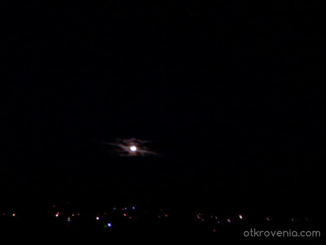 Луната през облаци