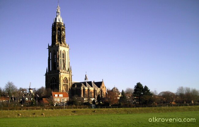 Голямата катедрала в малкото селце