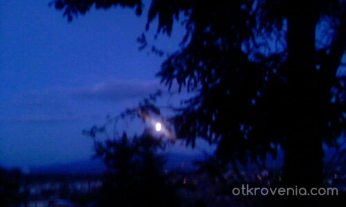 Небе,луна и тихия град