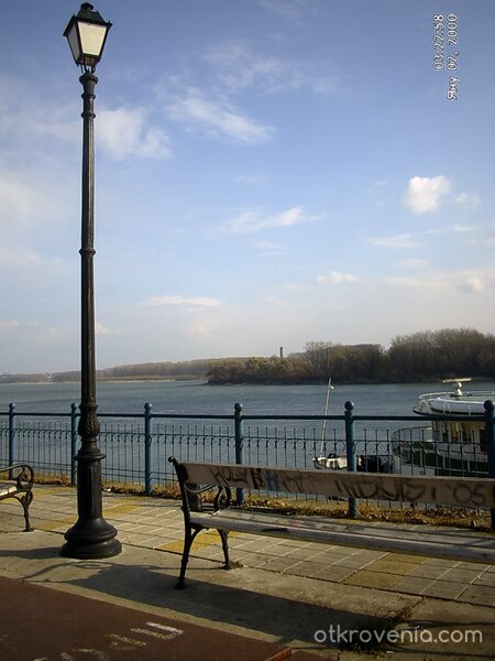 Седни до мен