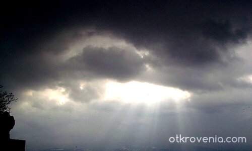 "Всевиждащото око" 